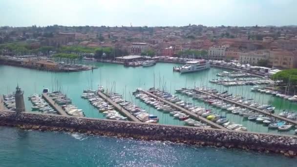 Вид с воздуха на пляж и озеро в Limone sul Garda, озеро Гарда, Ломбардия, Италия, Европа — стоковое видео
