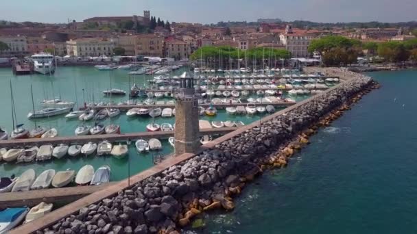 Flygfoto över båtar och fyr i Gardasjön, Italien. — Stockvideo