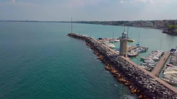 Aerial view of boats and lighthouse in Lake Garda, Italy. — Stock Video