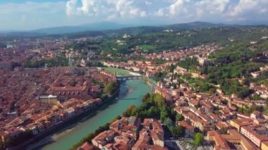 Verony İtalya manzarası 4 k hava görüntüleri. Riva ve Verona şehir Köprüsü manzarasına. Sol tarafta eski şehir, Verona.