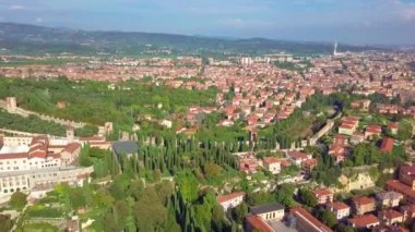 Verony İtalya manzarası 4 k hava görüntüleri. Riva ve Verona şehir Köprüsü manzarasına. Sol tarafta eski şehir, Verona.