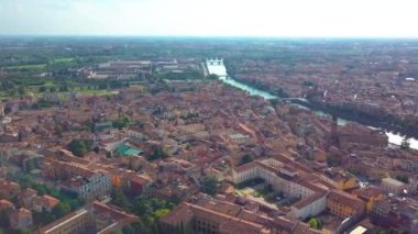 Aşkın Verona ortaçağ şehri, Pietra Köprüsü ve Adige Nehri panoramik hava dron görünümünü