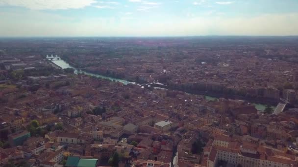 4 k、イタリアのビデオの空からヴェローナ イタリア航空スカイライン ビュー。ヴェローナ市センター飛行転送夜明けの空撮 — ストック動画