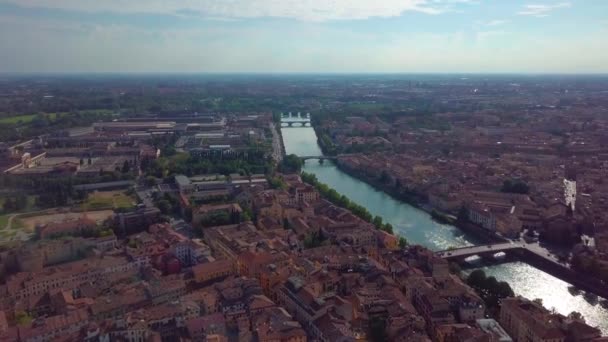 4 k、イタリアのビデオの空からヴェローナ イタリア航空スカイライン ビュー。ヴェローナ市センター飛行転送夜明けの空撮 — ストック動画