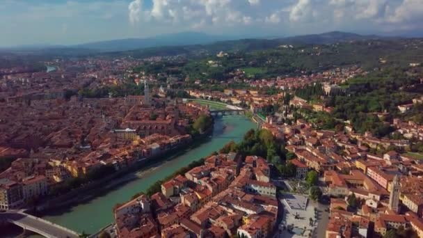 Verony İtalya manzarası 4 k hava görüntüleri. Riva ve Verona şehir Köprüsü manzarasına. Sol tarafta eski şehir, Verona. — Stok video