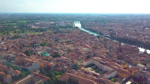 A középkori város, Verona szeretet, a Pietra-híd és az Adige-folyó panorámás légi drone megtekintése — Stock videók