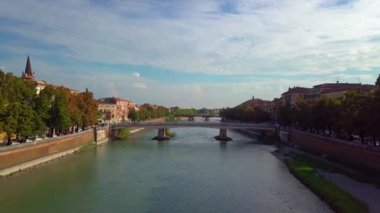 Aşkın Verona ortaçağ şehri, Pietra Köprüsü ve Adige Nehri panoramik hava dron görünümünü