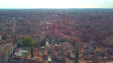 Aşkın Verona ortaçağ şehri, Pietra Köprüsü ve Adige Nehri panoramik hava dron görünümünü