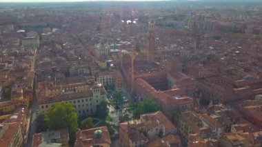 Gökyüzü, 4 k, İtalya video Verona İtalya manzarası havadan görünümden. Verona şehir merkezi ileri şafakta uçan havadan görünümü