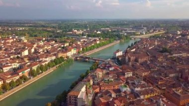 Aşkın Verona ortaçağ şehri, Pietra Köprüsü ve Adige Nehri panoramik hava dron görünümünü