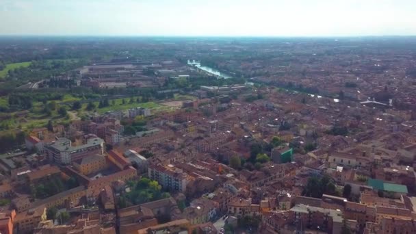 Panoramisch luchtfoto drone uitzicht op de middeleeuwse stad van de liefde Verona, Pietra brug en de Adige rivier — Stockvideo