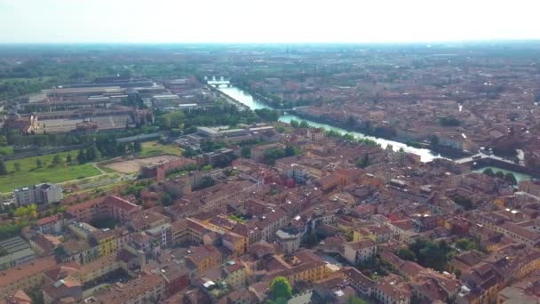 Verona, Olaszország. A légi felvétel a naplemente híres turisztikai város Verona, Olaszország. Világos ég megvilágított történelmi épületek és a folyó — Stock videók