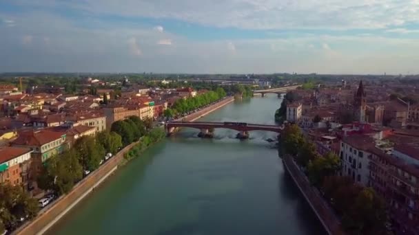 Verony Itália Skyline imagens aéreas em 4K. Vista de riva e ponte na cidade de Verona. Lado esquerdo Cidade velha em Verona . — Vídeo de Stock