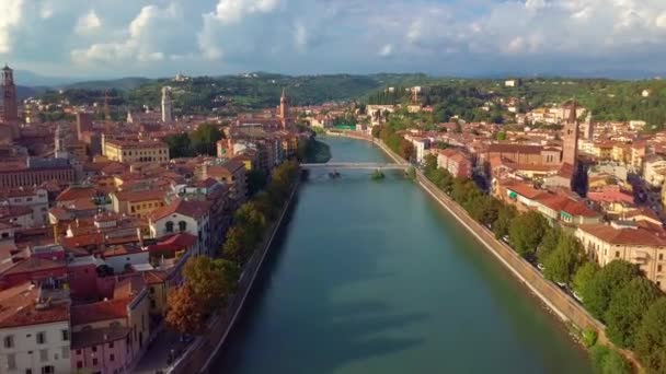 Verony イタリア スカイライン空中映像を 4 k で。リーヴァとヴェローナ市橋の眺望。ヴェローナの左側にある古い町. — ストック動画