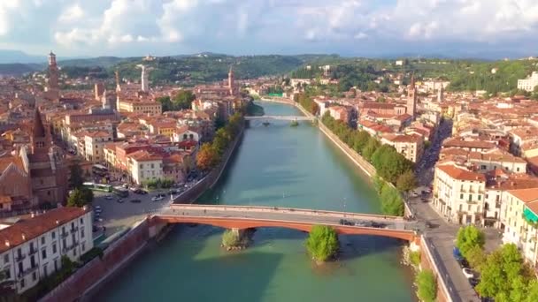 Vérone Italie Skyline Vue aérienne du ciel, vidéo en 4K, Italie. Vue aérienne du centre-ville de Vérone volant vers l'avant à l'aube — Video