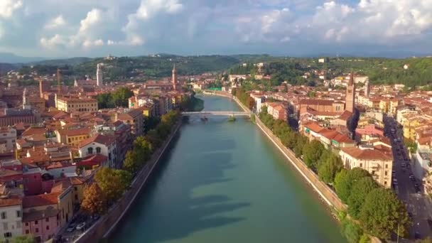 Verony Ιταλία ορίζοντα εναέρια πλάνα σε ανάλυση 4k. Άποψη της riva και γέφυρα στην πόλη της Βερόνα. Αριστερή πλευρά παλιά πόλη Βερόνα. — Αρχείο Βίντεο
