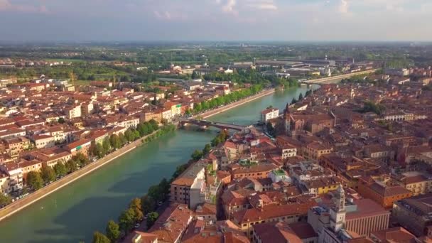 Verony Italien Skyline aerial film i 4k. Utsikt över riva och Bridge i Verona City. Vänster sida gamla stan i Verona. — Stockvideo