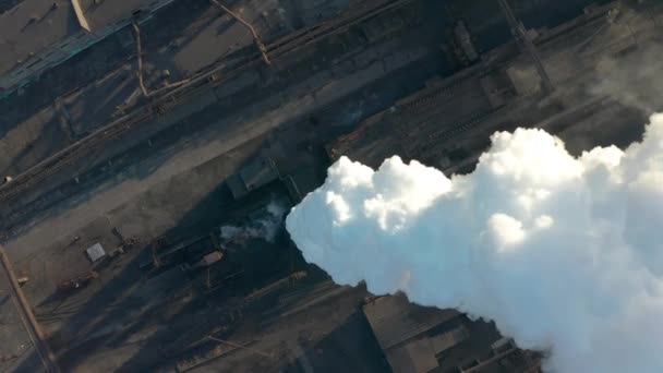 工場管からは太陽とは対照的に、大きな赤と白のパイプ厚い白い煙を持つ工業地帯が注がれています。環境汚染:煙のあるパイプ。空中風景 — ストック動画