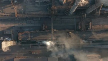 Hava görüntüsü. Endüstriyel borulardan atmosfere emisyon