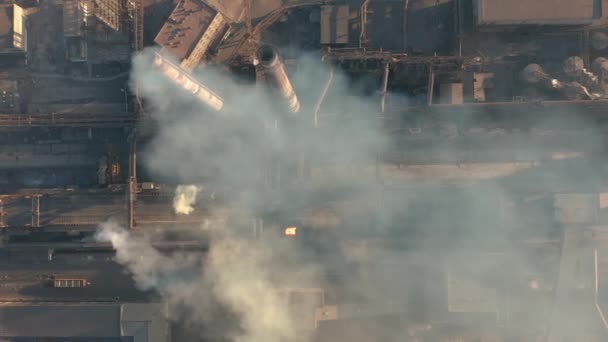 Vista aérea. Emissão para a atmosfera de tubos industriais — Vídeo de Stock