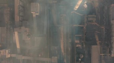 Hava görüntüsü. Endüstriyel borulardan atmosfere emisyon