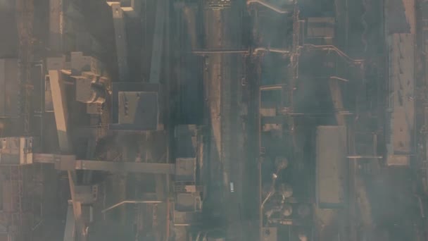 Vue aérienne. Les tuyaux industriels polluent l'atmosphère avec de la fumée — Video