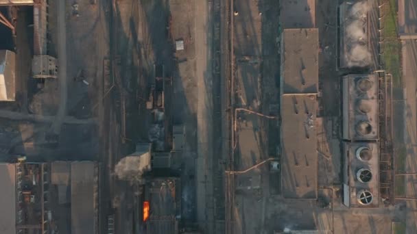 Vue aérienne. Les tuyaux industriels polluent l'atmosphère avec de la fumée 