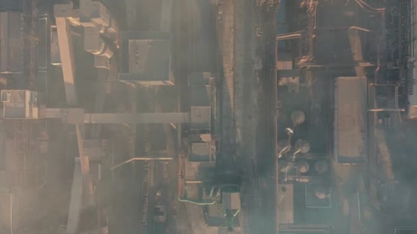 Вид з повітря. Промисловість Труби забруднюють атмосферу димом — стокове відео