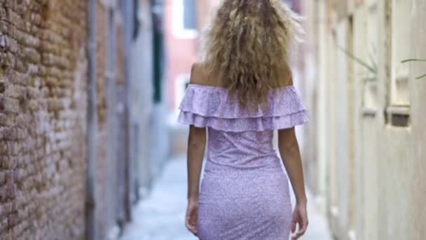 Jonge toeristische vrouw lopen op de smalle straat in zonnige dag. Meisje vakantie uitgaven in Europa, het verkennen van de oude stad. — Stockvideo