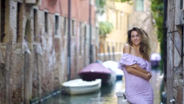 Voyage Touriste Femme Debout Sur Jetée Contre Belle Vue Sur — Video