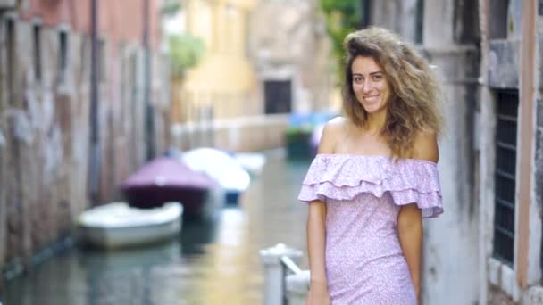 Дівчина робить фото каналу у Венеції — стокове відео