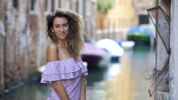 Portrait de jeune mariée heureuse à Venise, prise de vue de grue — Video