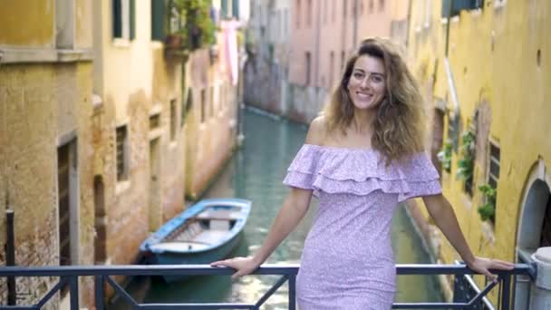 A menina está fazendo uma foto do canal em Veneza — Vídeo de Stock