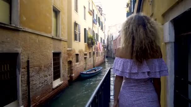 Cestování do Itálie. Dívka stojící na mostě v Benátkách. Krásná dobře oblečená žena pózuje na mostě přes kanál v Benátkách. Evropa cestování dovolená. Žena cestuje do Benátek. — Stock video
