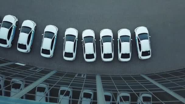Vista aérea sobre carros no estacionamento — Vídeo de Stock