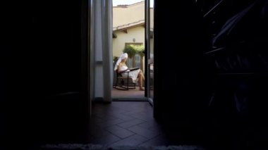 Kadın okuduktan sonra bornoz duşta