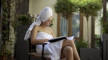 Kadın okuduktan sonra bornoz duşta