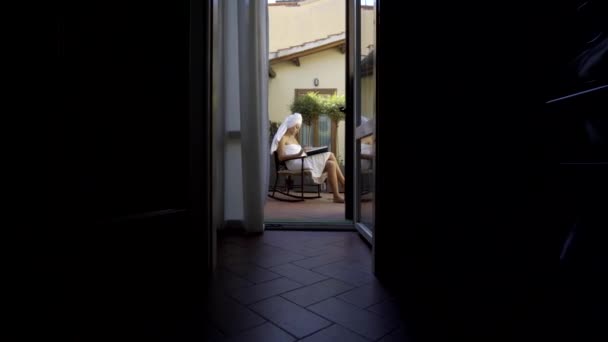 Mujer bonita leyendo revista por mesa en casa — Vídeos de Stock