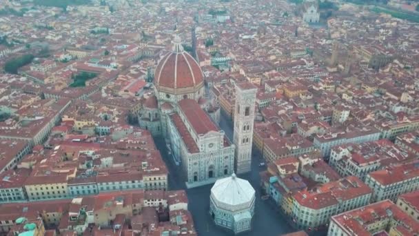 Вид с воздуха на город и собор Санта-Мария-дель-Фиоре. Флоренция, Тоскана, Италия — стоковое видео