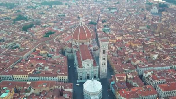 Vista aérea de la ciudad y Catedral de Santa Maria del Fiore. Florencia, Toscana, Italia — Vídeo de stock