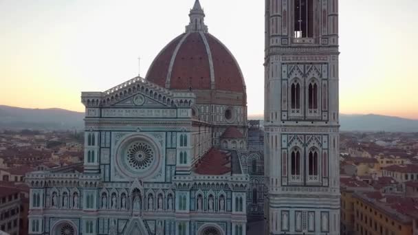 Letecký pohled na město a Katedrála Santa Maria del Fiore. Florencie, Toskánsko, Itálie — Stock video