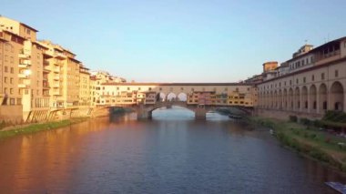 Florence Ponte Vecchio Köprüsü ve İtalya 'da City Skyline.