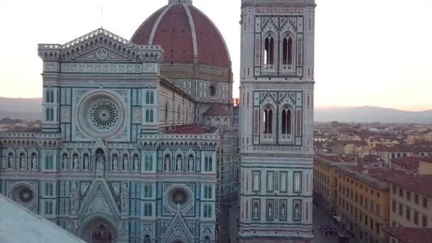 Luchtfoto uitzicht over de stad en de kathedraal van Santa Maria del Fiore. Florence, Toscane, Italië — Stockvideo