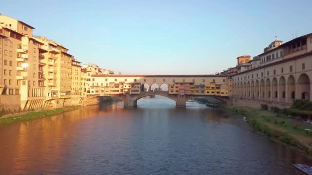 Most Florence Ponte Vecchio a panorama města v Itálii.