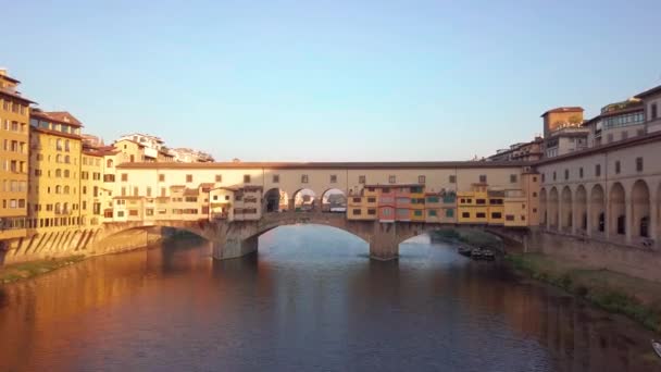 イタリアのフィレンツェ・ポンテ・ヴェッキオ橋とシティスカイライン. — ストック動画
