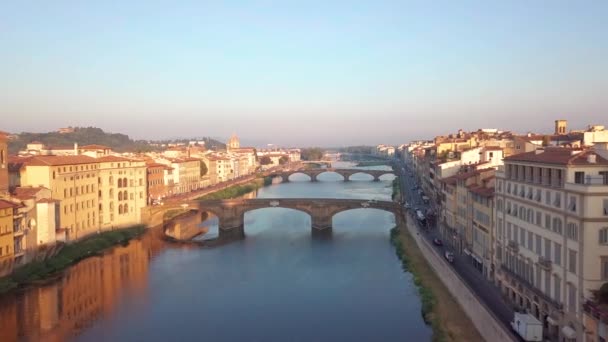 Widok z lotu ptaka. Most Złotników Ponte Florencja i panoramę miasta w Włochy. — Wideo stockowe