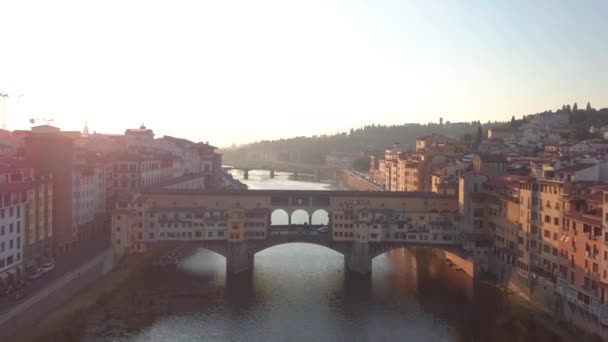 Εναέρια Άποψη Γέφυρα Ponte Vecchio Της Φλωρεντίας Και Στον Ορίζοντα — Αρχείο Βίντεο