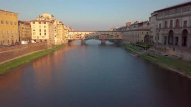 Havadan görünümü. Floransa Ponte Vecchio Köprüsü ve İtalya şehir manzarası.