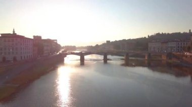 Havadan görünümü. Floransa Ponte Vecchio Köprüsü ve İtalya şehir manzarası.
