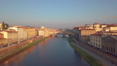 Havadan görünümü. Floransa Ponte Vecchio Köprüsü ve İtalya şehir manzarası.